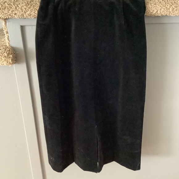 Beautiful Black Velvet Skirt - Picture 1 of 2